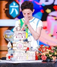 娱乐吃瓜酱生日庆祝,星光熠熠，欢乐满溢